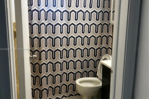 Condominio en alquiler en Hollywood, Florida, 2 dormitorios, 74.97 m2 № 1993886 - foto 5