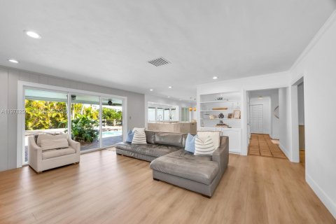 House in Miami Shores, Florida 4 bedrooms, 275.73 sq.m. № 2041899 - photo 17