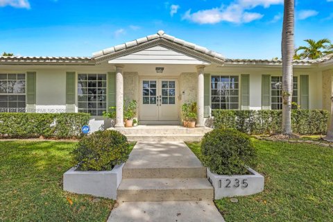 House in Miami Shores, Florida 4 bedrooms, 275.73 sq.m. № 2041899 - photo 19