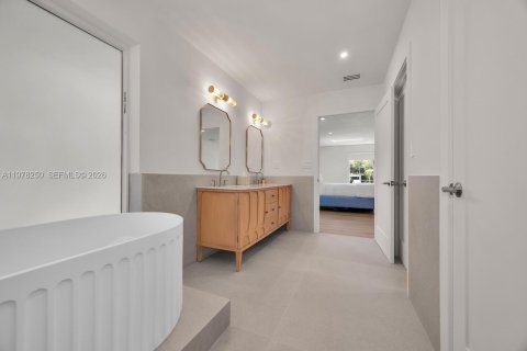 House in Miami Shores, Florida 4 bedrooms, 275.73 sq.m. № 2041899 - photo 4