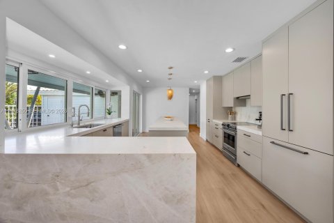 House in Miami Shores, Florida 4 bedrooms, 275.73 sq.m. № 2041899 - photo 15