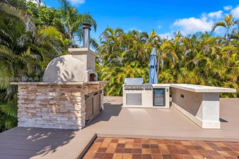House in Miami Shores, Florida 4 bedrooms, 275.73 sq.m. № 2041899 - photo 13