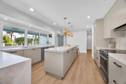 House in Miami Shores, Florida 4 bedrooms, 275.73 sq.m. № 2041899 - photo 16