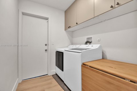 House in Miami Shores, Florida 4 bedrooms, 275.73 sq.m. № 2041899 - photo 10