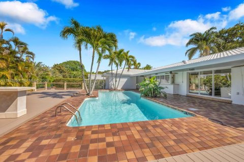 House in Miami Shores, Florida 4 bedrooms, 275.73 sq.m. № 2041899 - photo 12