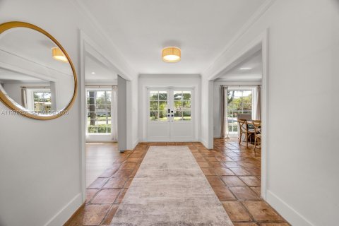 House in Miami Shores, Florida 4 bedrooms, 275.73 sq.m. № 2041899 - photo 22