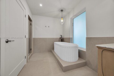 House in Miami Shores, Florida 4 bedrooms, 275.73 sq.m. № 2041899 - photo 3