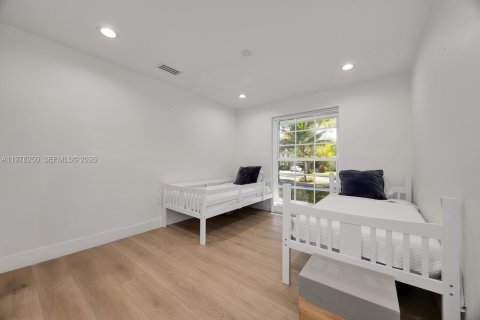 House in Miami Shores, Florida 4 bedrooms, 275.73 sq.m. № 2041899 - photo 6