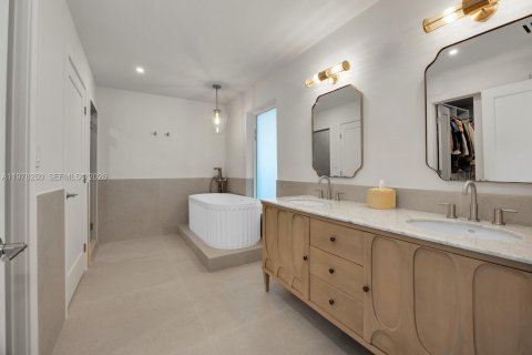 House in Miami Shores, Florida 4 bedrooms, 275.73 sq.m. № 2041899 - photo 2