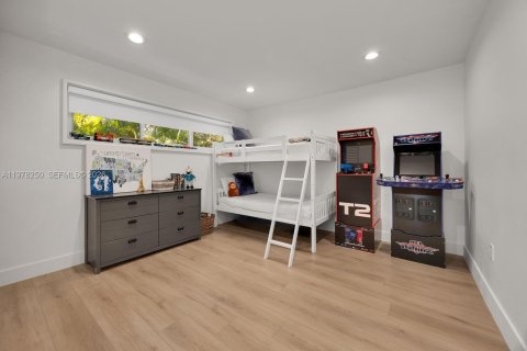 House in Miami Shores, Florida 4 bedrooms, 275.73 sq.m. № 2041899 - photo 7