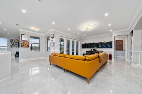 Casa en venta en Kissimmee, Florida, 5 dormitorios, 339.19 m2 № 1919678 - foto 6