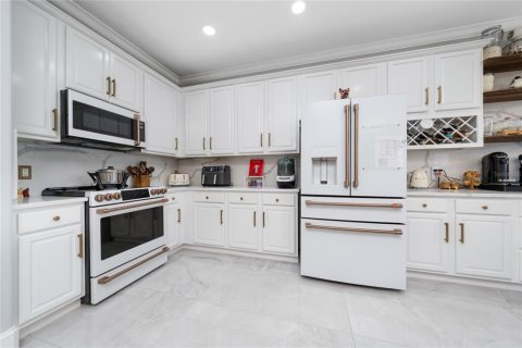 Casa en venta en Kissimmee, Florida, 5 dormitorios, 339.19 m2 № 1919678 - foto 9