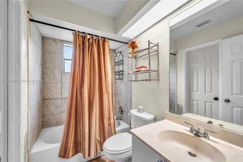 Condo in Lauderhill, Florida, 2 bedrooms  № 1923938 - photo 21