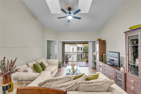 Condo in Lauderhill, Florida, 2 bedrooms  № 1923938 - photo 1