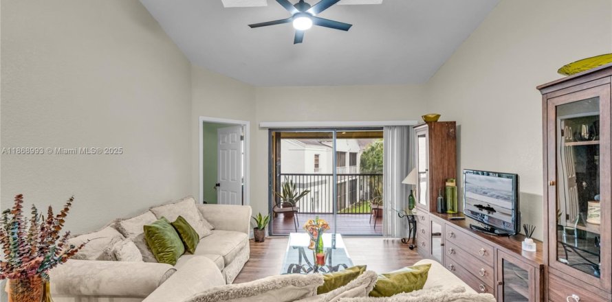 Condo in Lauderhill, Florida, 2 bedrooms  № 1923938