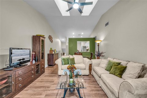 Condo in Lauderhill, Florida, 2 bedrooms  № 1923938 - photo 3