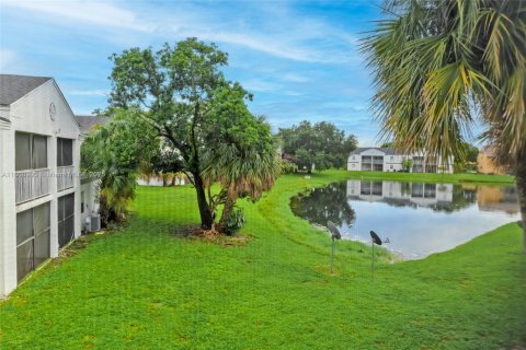 Condo in Lauderhill, Florida, 2 bedrooms  № 1923938 - photo 28