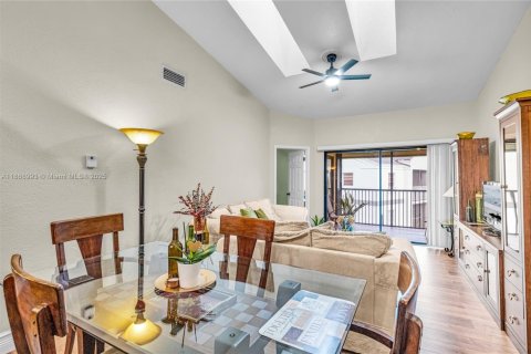 Condo in Lauderhill, Florida, 2 bedrooms  № 1923938 - photo 4