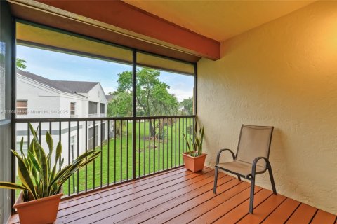 Condo in Lauderhill, Florida, 2 bedrooms  № 1923938 - photo 6