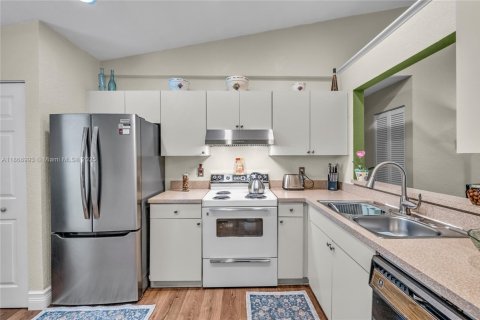 Condo in Lauderhill, Florida, 2 bedrooms  № 1923938 - photo 12