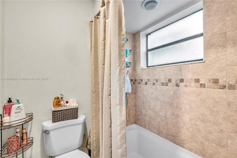 Condo in Lauderhill, Florida, 2 bedrooms  № 1923938 - photo 18