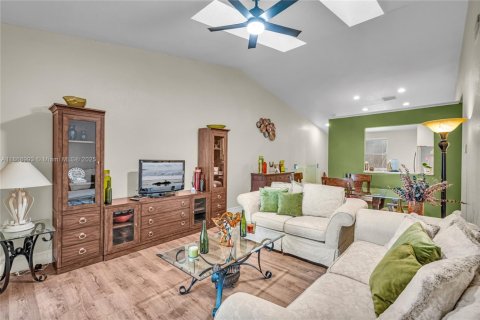 Condo in Lauderhill, Florida, 2 bedrooms  № 1923938 - photo 5