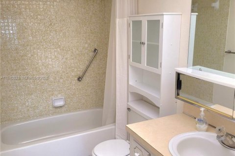 Купить кондоминиум в Санрайз, Флорида 2 спальни, 106.47м2, № 2003919 - фото 18