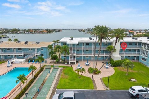 Condominio en Saint Petersburg, Florida, 1 dormitorio № 2267067