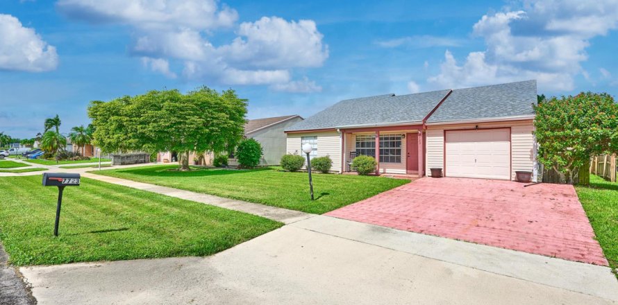 Villa ou maison à Lake Worth, Floride 3 chambres, 123.56 m2 № 2431420