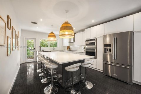 House in Coral Gables, Florida 6 bedrooms, 407.47 sq.m. № 2024474 - photo 13