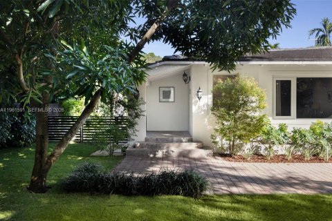 House in Coral Gables, Florida 6 bedrooms, 407.47 sq.m. № 2024474 - photo 3