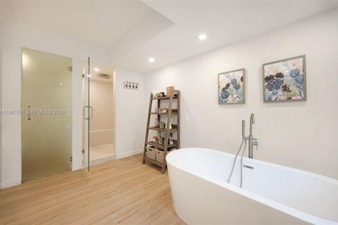 House in Coral Gables, Florida 6 bedrooms, 407.47 sq.m. № 2024474 - photo 20