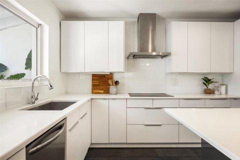 House in Coral Gables, Florida 6 bedrooms, 407.47 sq.m. № 2024474 - photo 14