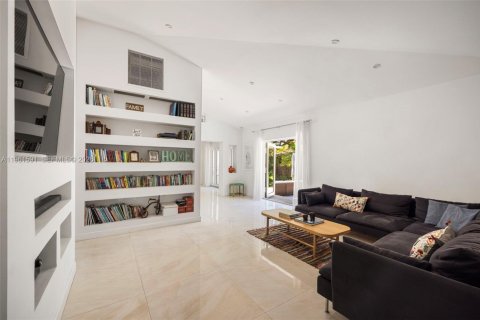 House in Coral Gables, Florida 6 bedrooms, 407.47 sq.m. № 2024474 - photo 22