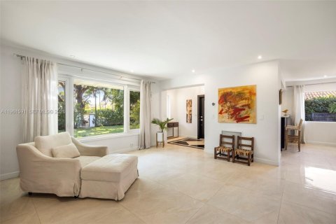 House in Coral Gables, Florida 6 bedrooms, 407.47 sq.m. № 2024474 - photo 6