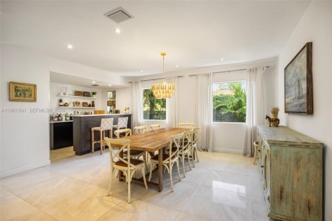 House in Coral Gables, Florida 6 bedrooms, 407.47 sq.m. № 2024474 - photo 9