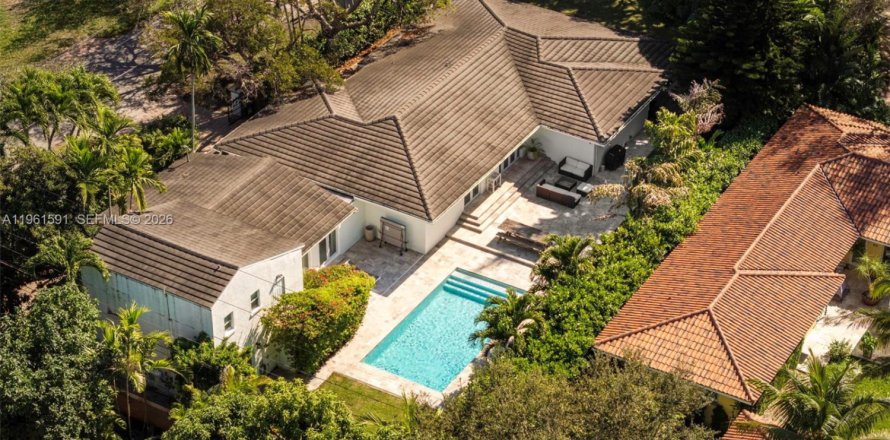 House in Coral Gables, Florida 6 bedrooms, 407.47 sq.m. № 2024474