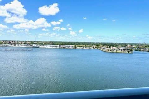 Condo in North Miami Beach, Florida, 1 bedroom  № 1896443 - photo 1