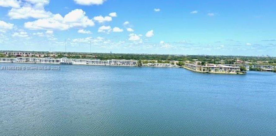 Condo in North Miami Beach, Florida, 1 bedroom № 1896443