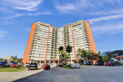Condo in North Miami Beach, Florida, 1 bedroom  № 1896443 - photo 16