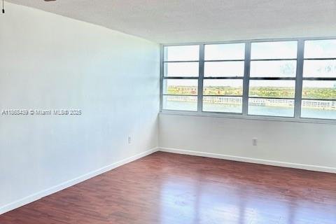 Condo in North Miami Beach, Florida, 1 bedroom  № 1896443 - photo 2