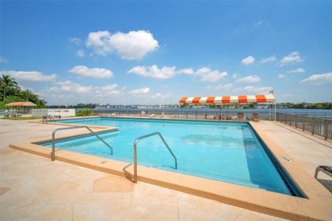 Condo in North Miami Beach, Florida, 1 bedroom  № 1896443 - photo 10