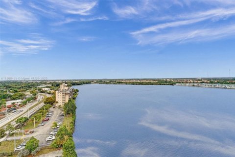 Condo in North Miami Beach, Florida, 1 bedroom  № 1896443 - photo 11