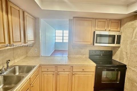 Condo in North Miami Beach, Florida, 1 bedroom  № 1896443 - photo 4