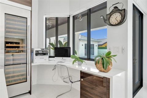 House in Miami, Florida 6 bedrooms, 314.94 sq.m. № 1939077 - photo 17