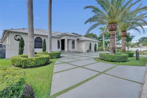 House in Miami, Florida 6 bedrooms, 314.94 sq.m. № 1939077 - photo 2