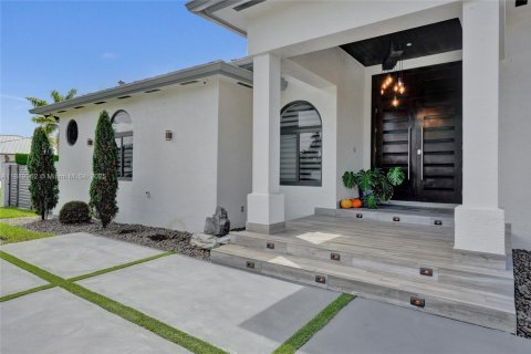 House in Miami, Florida 6 bedrooms, 314.94 sq.m. № 1939077 - photo 3