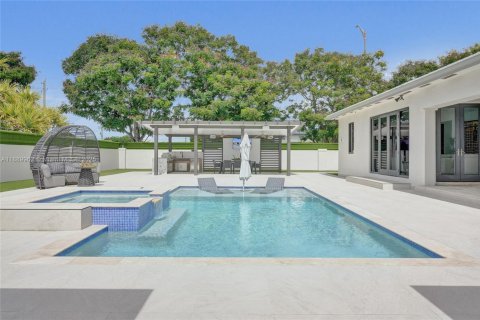 House in Miami, Florida 6 bedrooms, 314.94 sq.m. № 1939077 - photo 18
