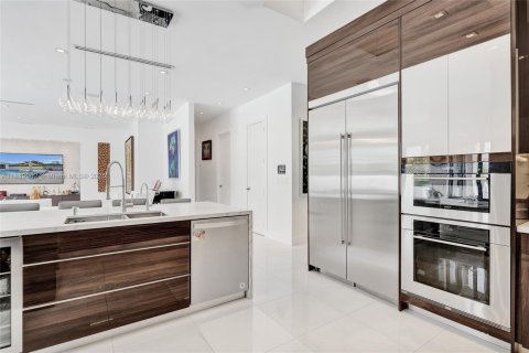 House in Miami, Florida 6 bedrooms, 314.94 sq.m. № 1939077 - photo 15