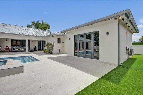 House in Miami, Florida 6 bedrooms, 314.94 sq.m. № 1939077 - photo 27